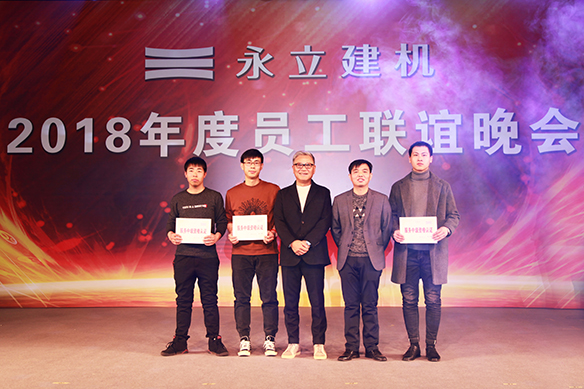 06-陈守诚董事长、王景军经理 与2018年通过日立服务中级资格认证员工合影.JPG